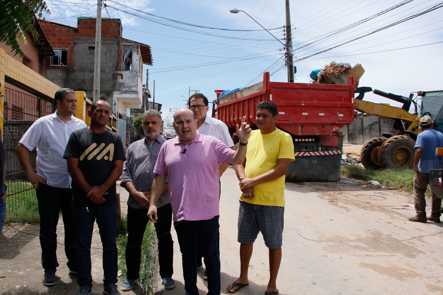 prefeito roberto claudio fala com assessores